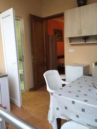 Проживание в семье Guesthouse Mery Кобулети Номер с 4 кроватями, собственной ванной комнатой, балконом и кухней-4